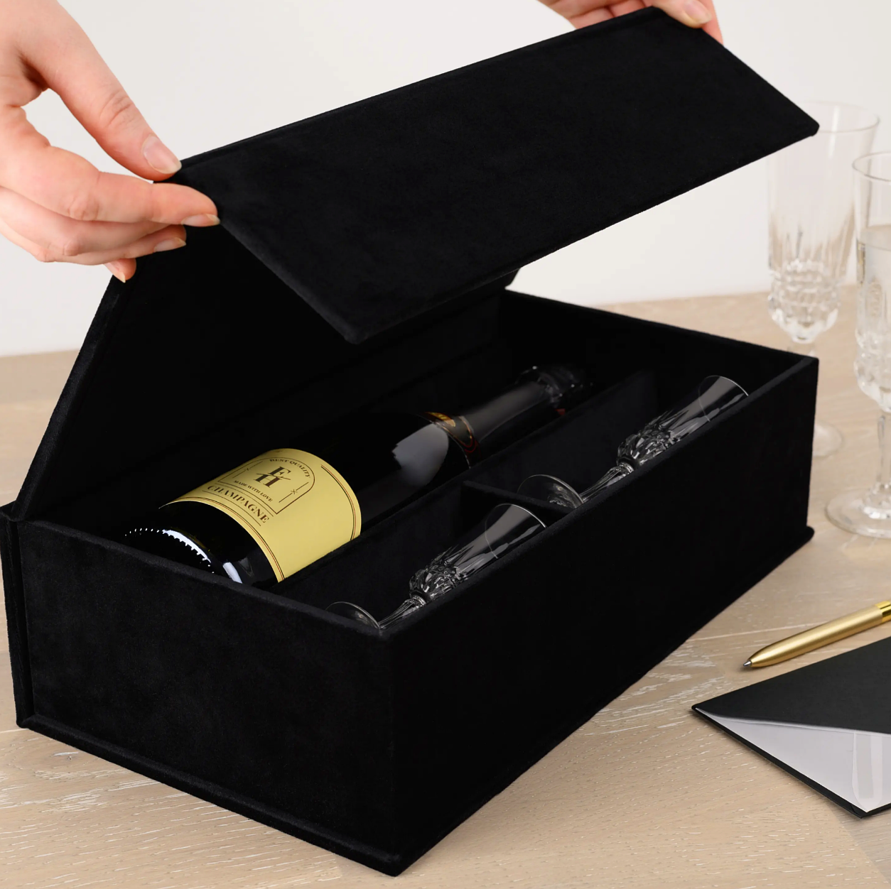 VELVET WINE BOX FOR 1 BOTTLE & 2 GLASSES
